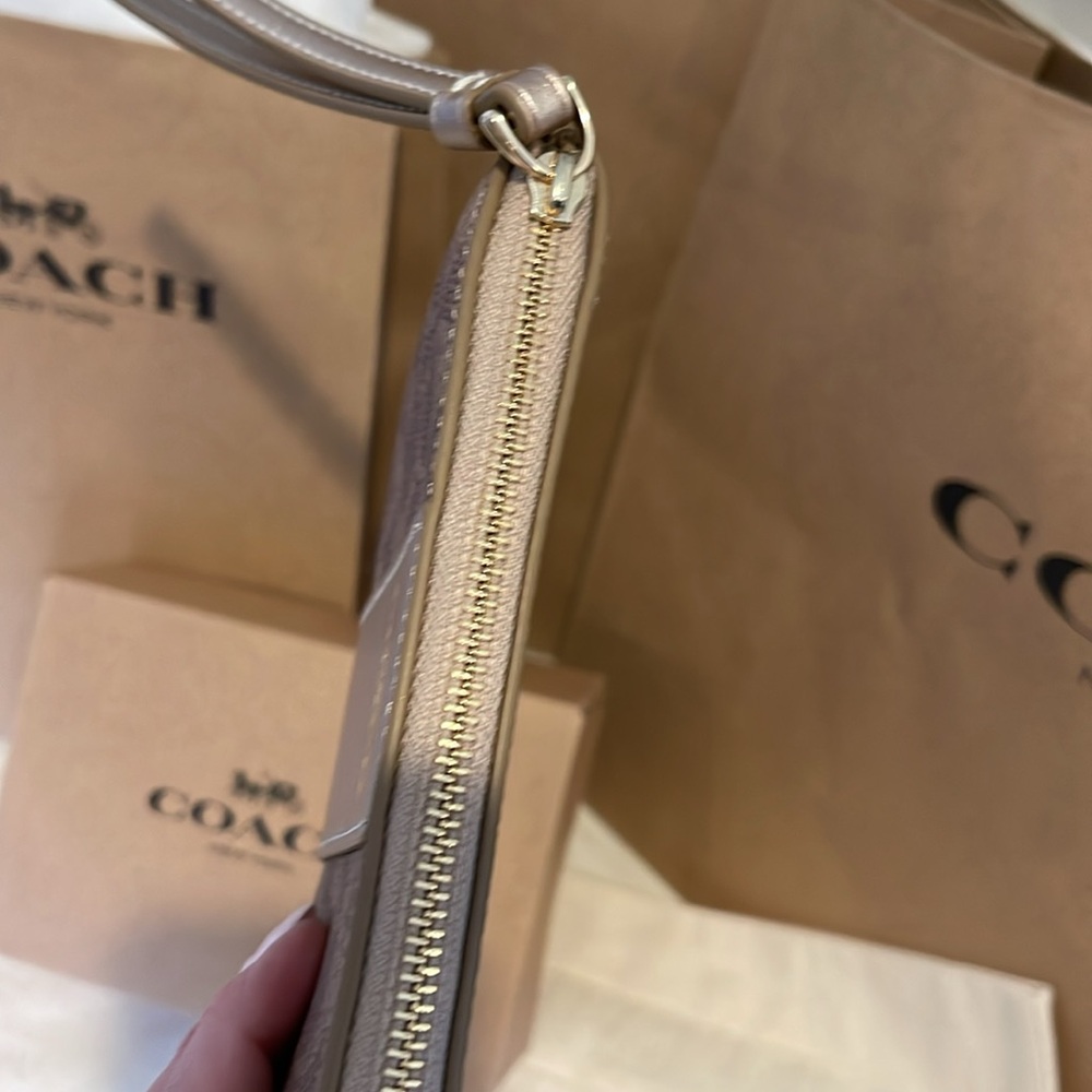 Coach Women’s Wristlet. NWT. Corner Zip. Gift Ready Coach Box & Bag - Picture 6 of 8